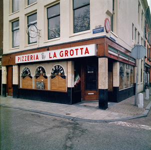 846374 Gezicht op de onderpui van het pand Oudegracht 50 (Pizzeria La Grotta) te Utrecht, op de hoek met de Jacobijnenstraat.